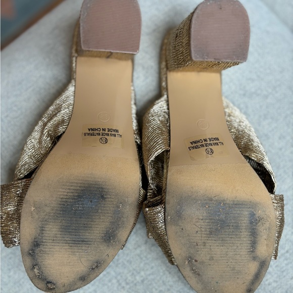 Lulu’s Adorable Gold Bow Heels - Picture 5 of 5